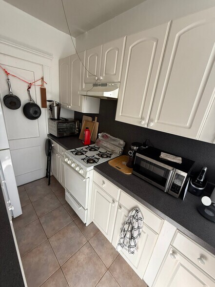 Building Photo - 121 Park Dr