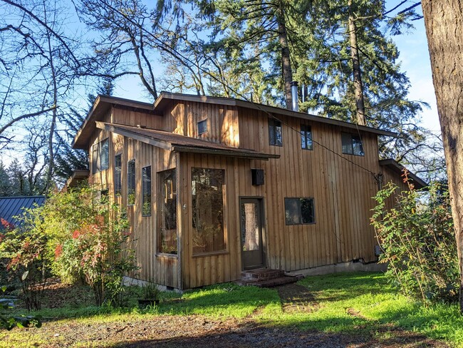 Building Photo - Great 4-Bedroom, 2-Bath Home In South Eugene!