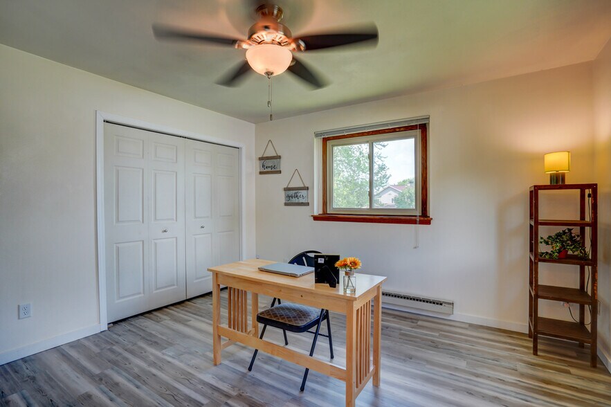 Photos are of mirror unit in the same building. Exact finishes may be different. - 42 Park Heights Court