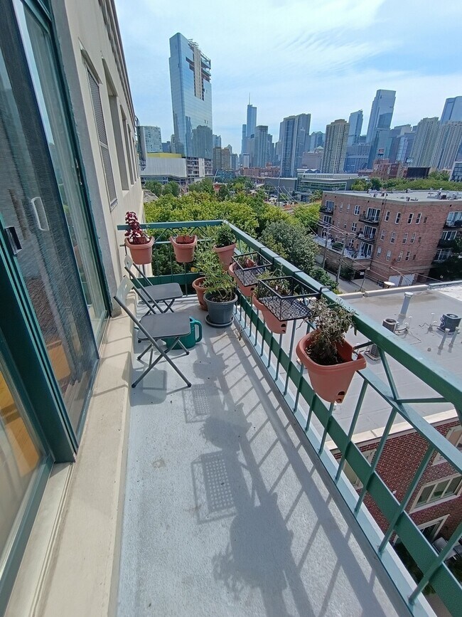 Building Photo - 680 N Green St