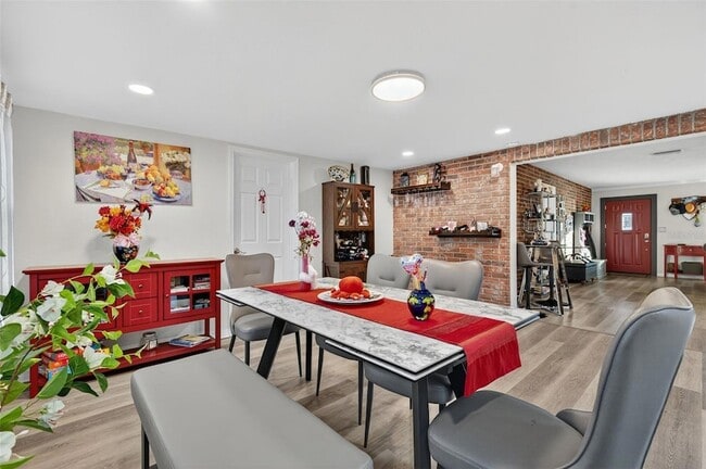 Building Photo - 11761 80th Ave