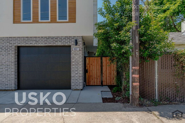 Building Photo - "Chic Urban Living: Spacious 2-Bed, 2-Bath...