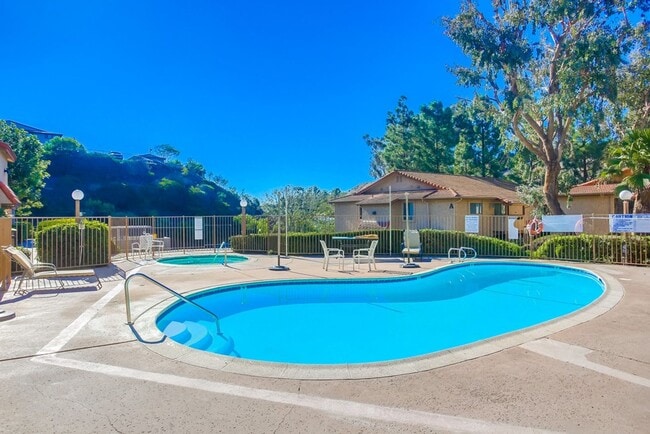 Building Photo - Cute Oceanside condo with garage parking!