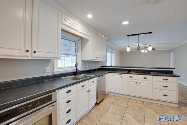 Building Photo - 2107 Edinburgh Dr SW