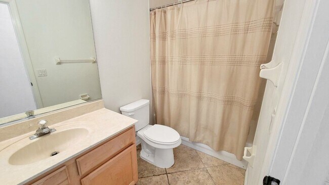 Building Photo - Annual Rental: Elegant 3-Bedroom, 2.5-Bath Home in the Gated Lakewood Ranch Country Club