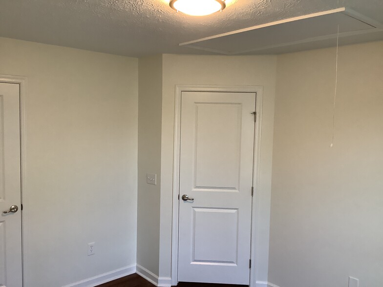 Building Photo - 5283 River Ridge Dr