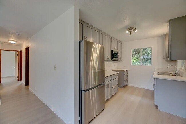 Building Photo - Bright Remodeled 3BR Home – Move-In Ready Now w/ Fenced Yard + Garage