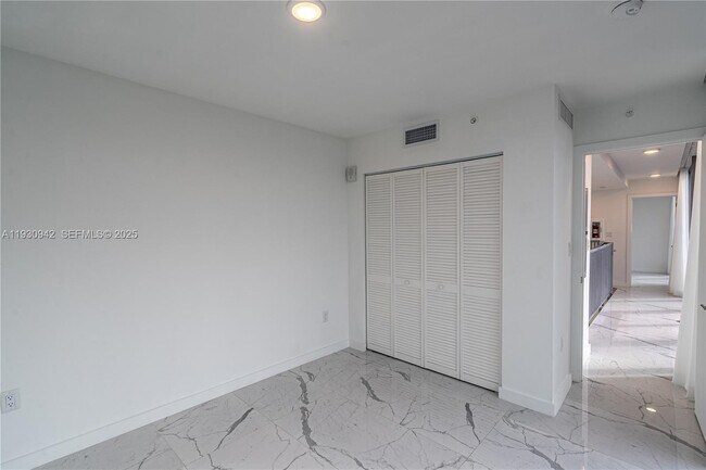 Building Photo - 8425 Crespi Blvd