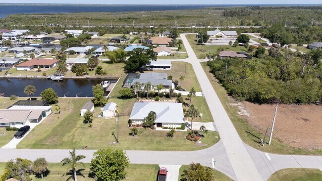 Building Photo - "Spacious 3-Bed Sanctuary with 3.5 Baths in Charming Port Charlotte!"