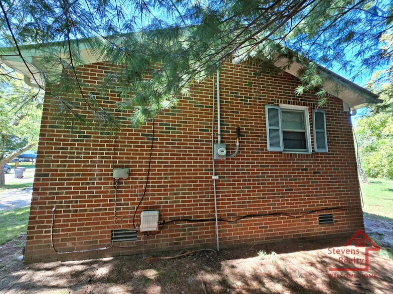 Building Photo - 15 W Borden St