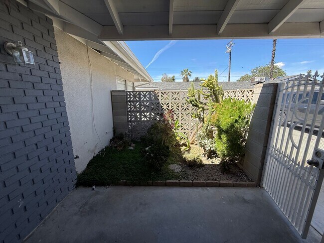 Building Photo - Duplex! 2 bedrooms 2 bathrooms