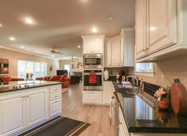 Building Photo - 3 Bed / 4.5 Bath - 3902 sq. feet!