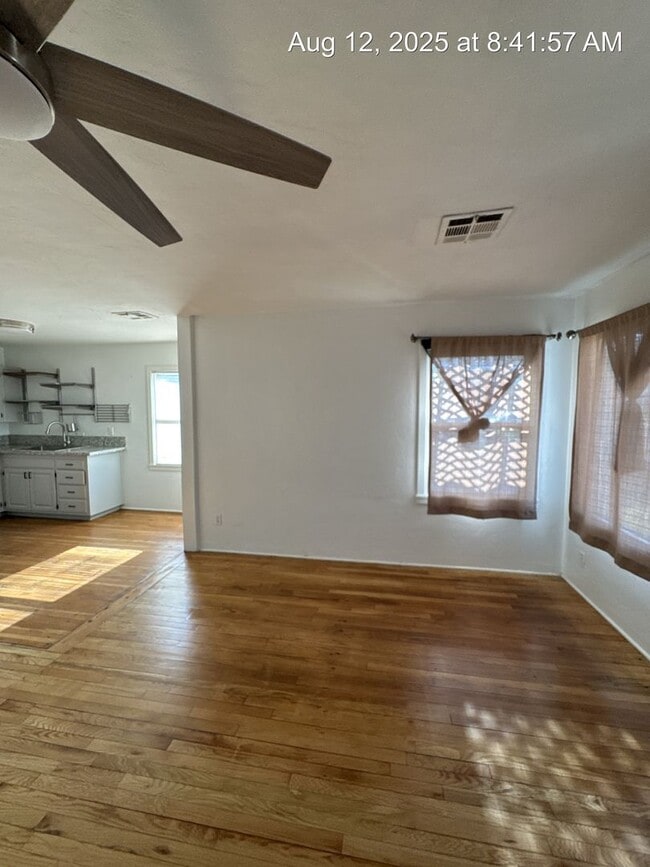 Building Photo - 2 Bedroom Home! Available Now!