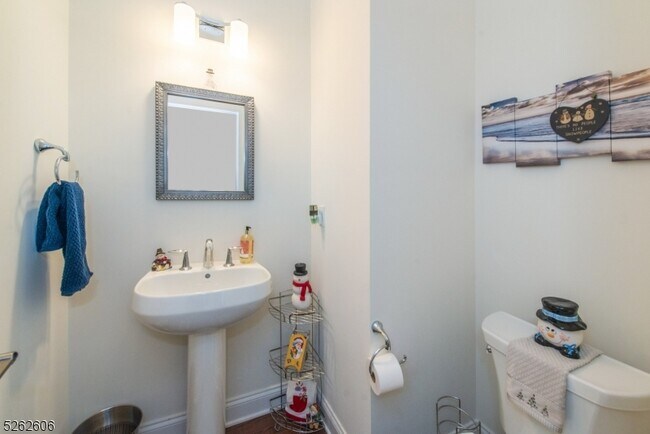 Building Photo - 5 White Aster Ct