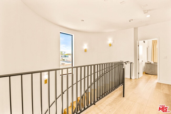 Building Photo - 535 N Formosa Ave