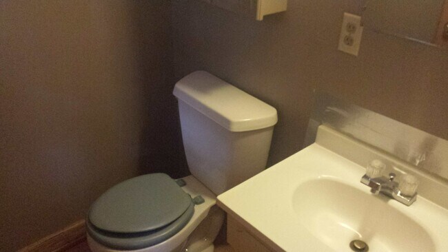 Building Photo - Single level 2 bedroom with 2 car garage