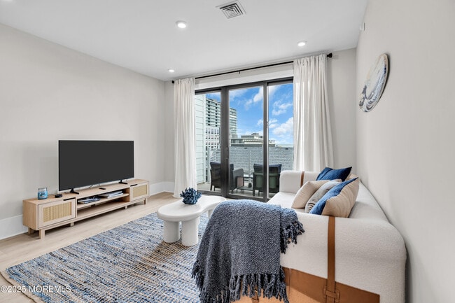 Building Photo - 218 3rd Ave