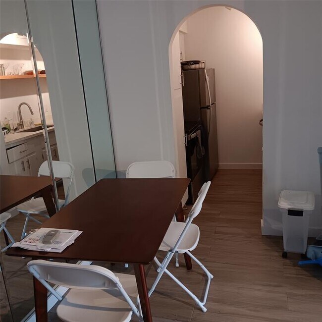 Building Photo - 815 Kipling St