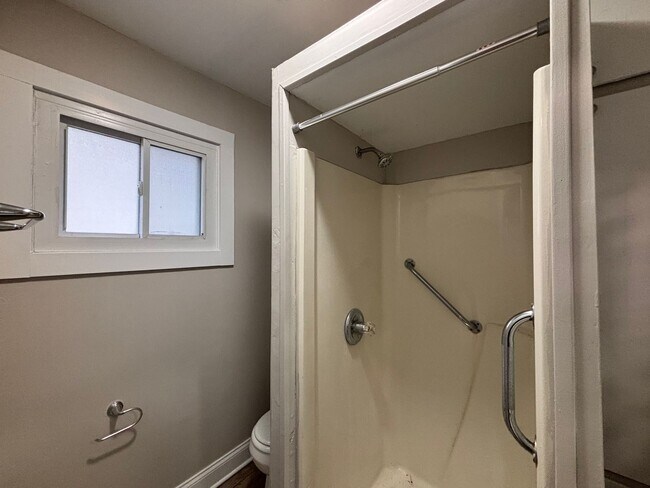 Building Photo - 4 Bedroom 2 Bath Single Family Home W/Garage!