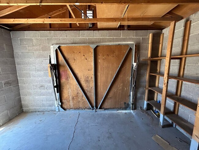 Building Photo - Spacious 4 bedroom, 2 bathroom home locate...