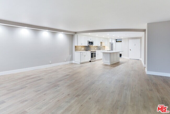 Building Photo - 4265 Marina City Dr
