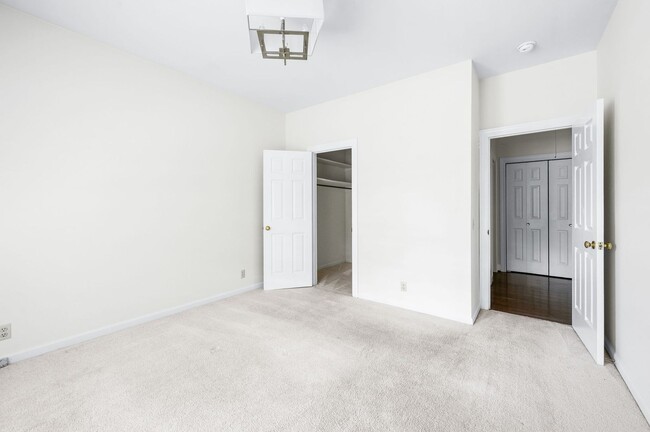 Building Photo - Awesome 3BE/2BA home in the heart of Green...