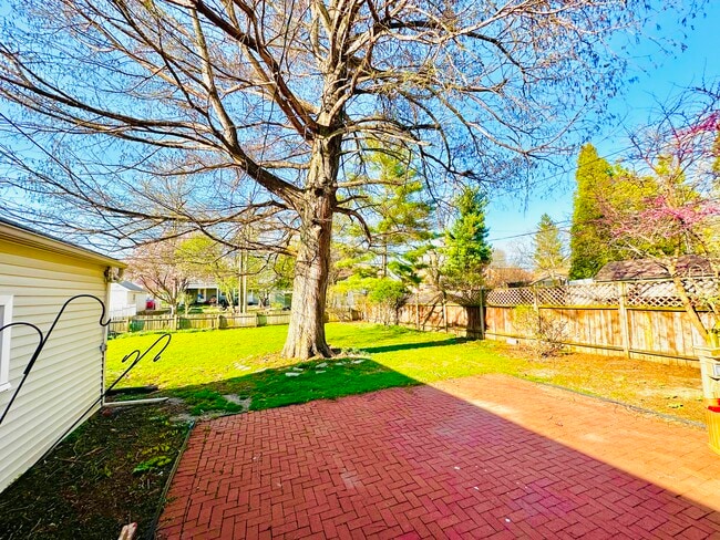 Building Photo - 913 W Stratford Dr