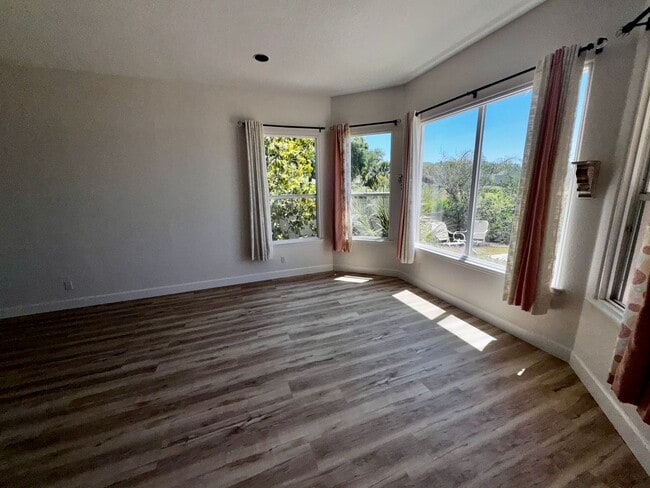 Building Photo - 3 Bedroom 2.5 Bath Cinnamon Bay Home with Stunning view, and Hardwood Flooring!