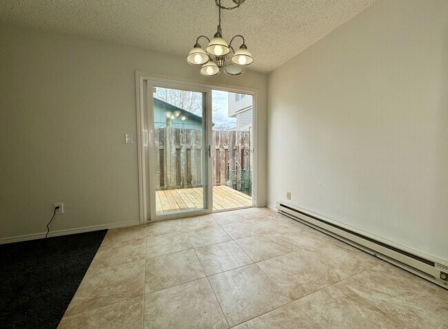 Building Photo - Charming Three Bedroom Near S. Waterfront & Macadam Ave~ Updates Throughout~ W/D Included ~ Detac...