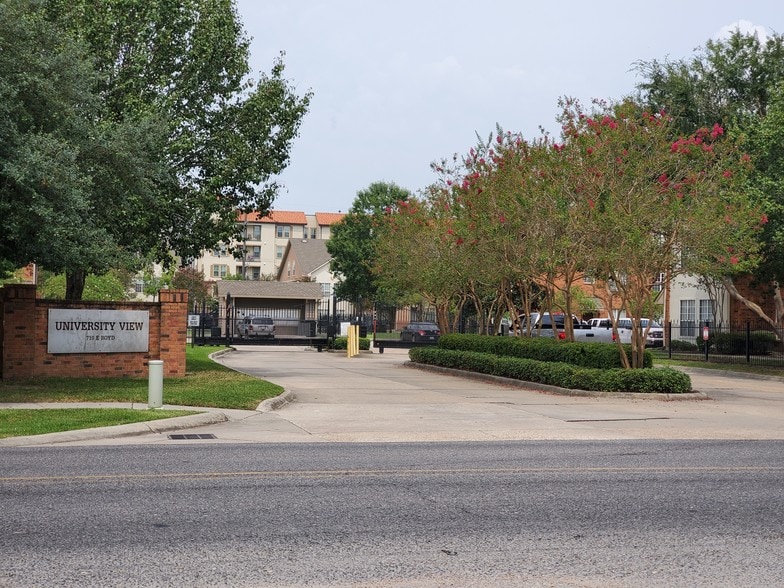 Building Photo - 710 E Boyd Dr