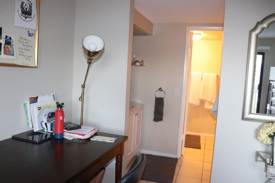 Main Bathroom - 1833 Caddington Dr