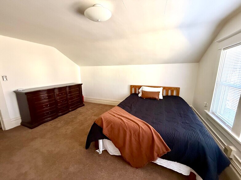 Building Photo - 323 S Janesville St