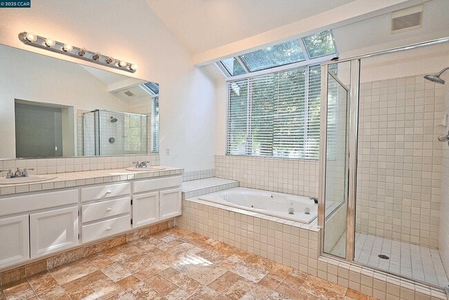 Building Photo - 6198 Lakeview Cir