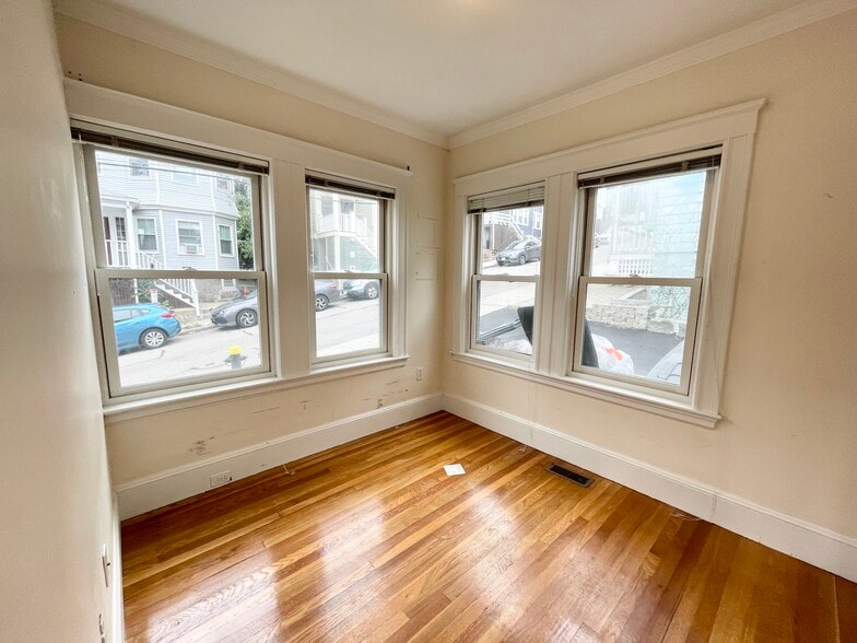 Building Photo - 15 Sunset St