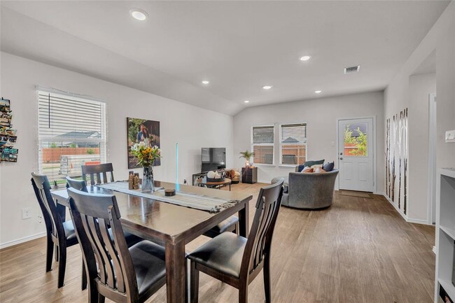 Building Photo - 185 Sandringham Lp