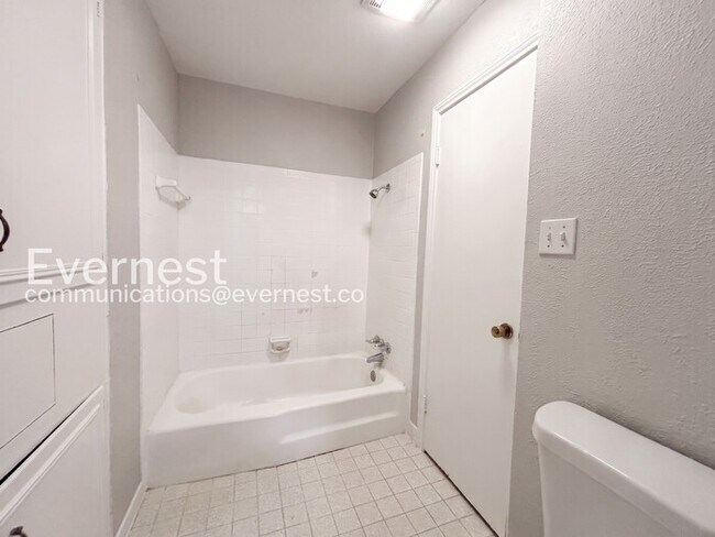 Building Photo - 3 Bed/2.5 Bath Home with Fenced Yard & Detached Garage / Pet-Friendly / Available Now!