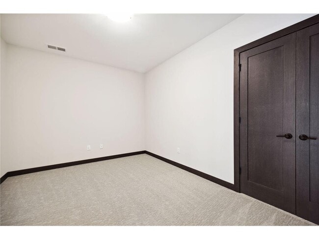 Building Photo - 253 Lake St E