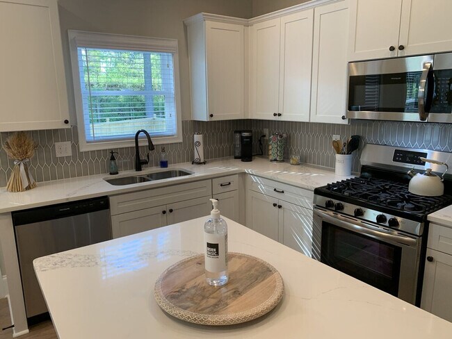 Building Photo - 4230 Old Cherokee St