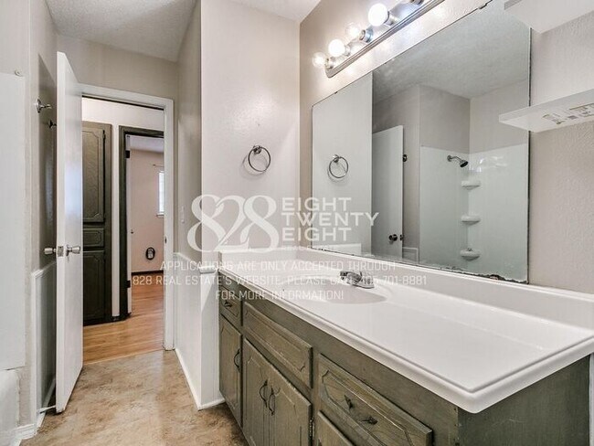 Building Photo - Midwest City 3 Bed/2 Bath House with Attached Two-Car Garage!