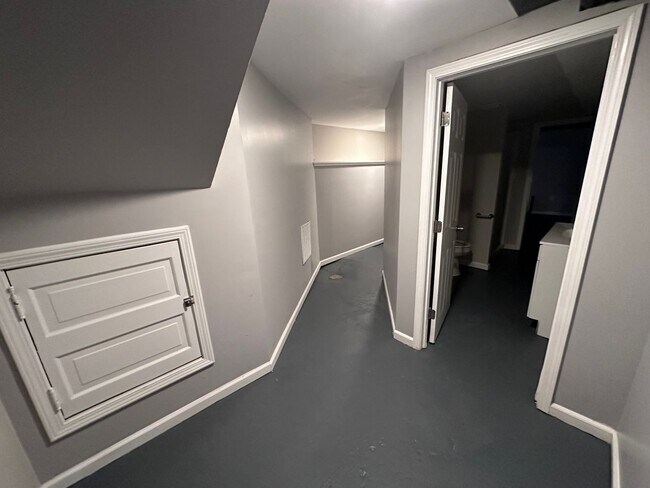 Building Photo - $875 - 3 bed 1 bath - Beautiful apartment ...