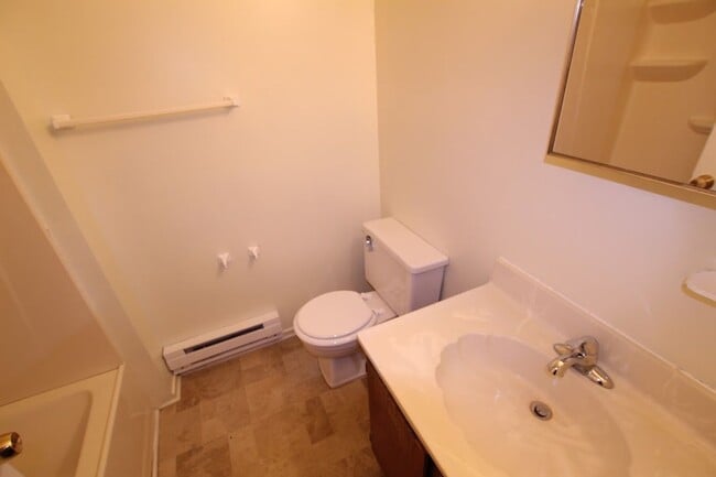 Building Photo - Spacious & Well-Maintained Home