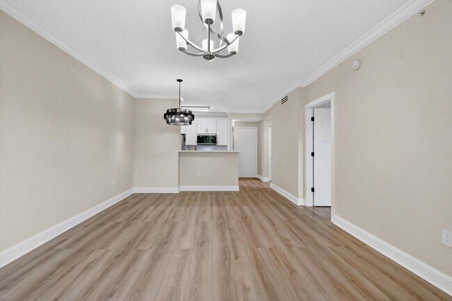 Building Photo - 630 S Sapodilla Ave