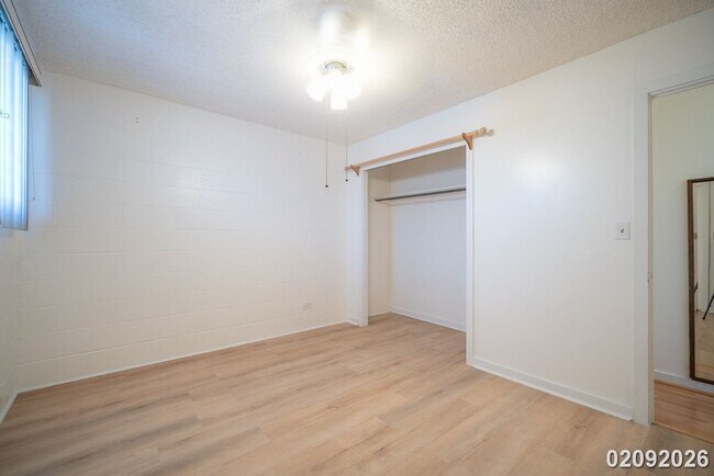 Building Photo - Prime Town Location – 1 Bed, 1 Bath Walk-Up - Corner Unit