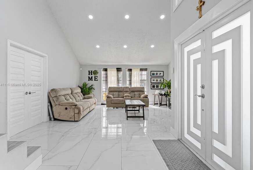 Building Photo - 8351 SW 39th Ct