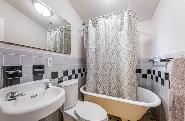 Building Photo - 833 1st St NE