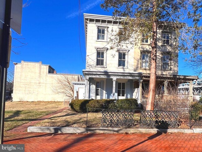 Building Photo - 405 N 2nd St