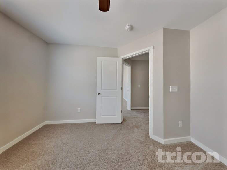 Building Photo - 513 Soaring St