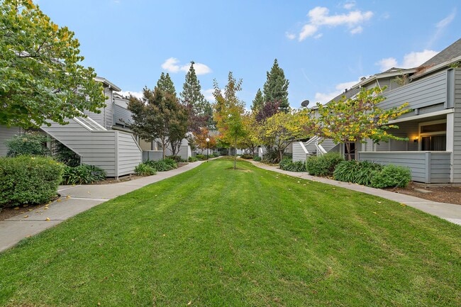 Building Photo - 2Bd/2Bth Condo, hardwood floor, balcony, top floor