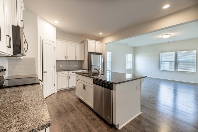Building Photo - 3 Bedroom Townhome Bonterra Village AVAILA...