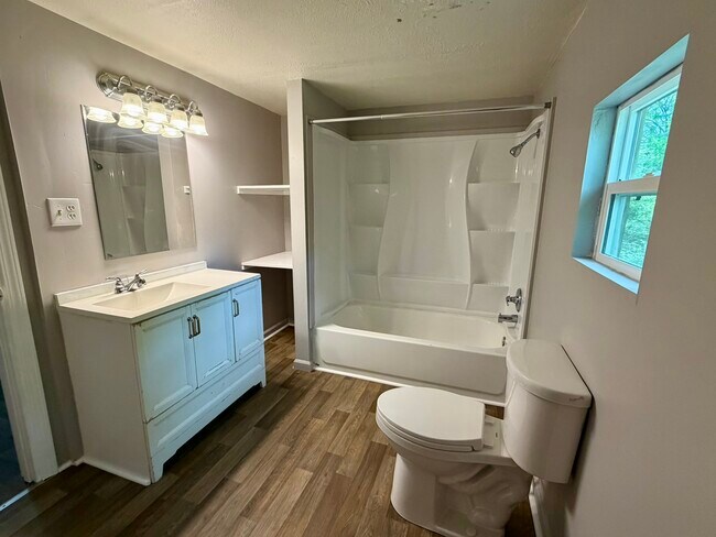 Building Photo - 724 Searcy Ave